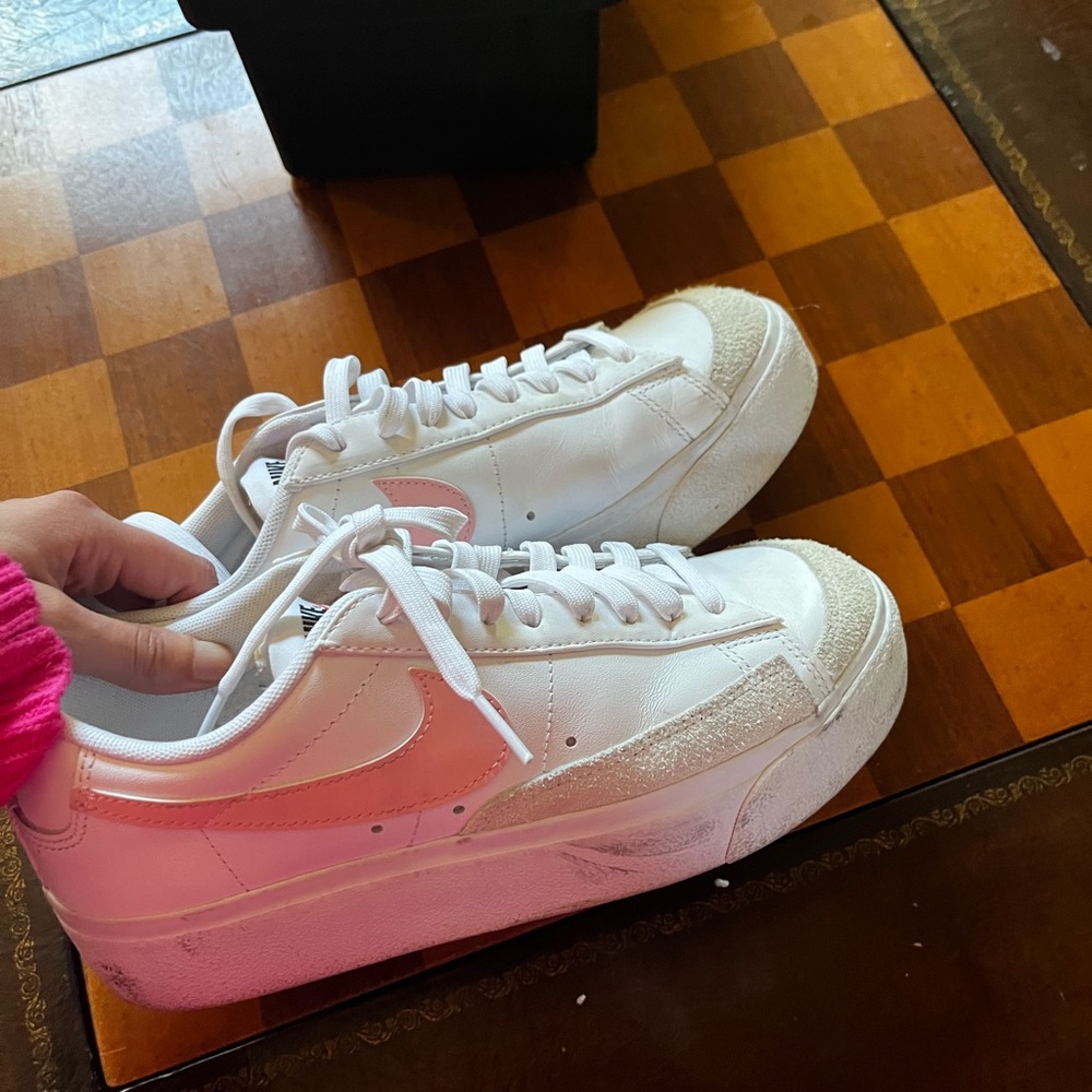 Women’s 8 pink/white Nike Platform Blazers